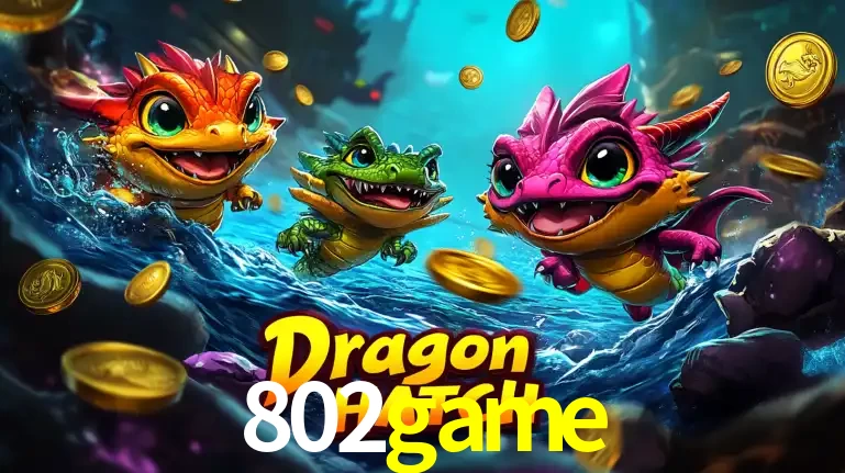 Arte promocional do jogo Dragon Hatch com três adoráveis dragões bebês nadando entre moedas de ouro, um dos slots mais divertidos para jogar no cassino 802game.